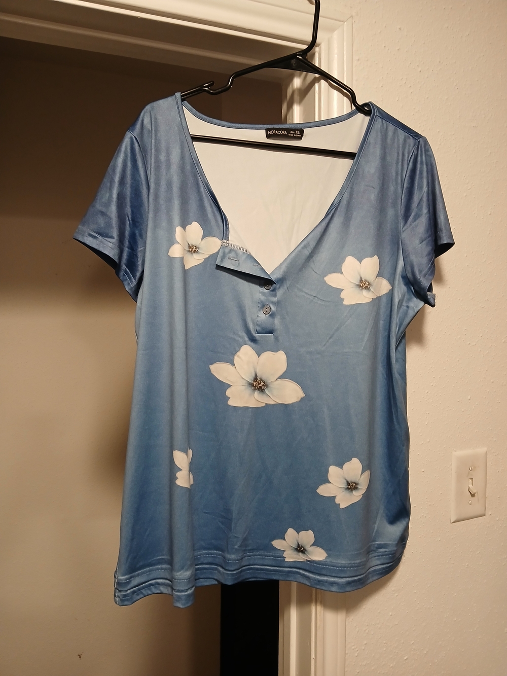 Noracora Like New Blue Floral V-Neck Women's Top